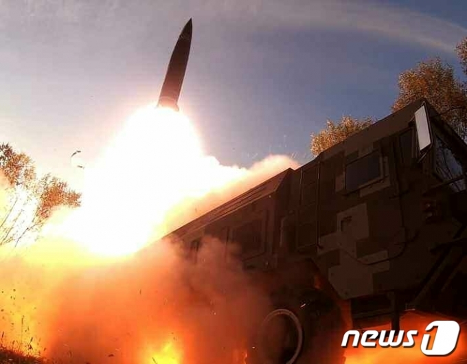 (평양 노동신문=뉴스1) = 북한의 단거리탄도미사일(SRBM) 발사 모습. [국내에서만 사용가능. 재배포 금지. DB 금지. For Use Only in the Republic of Korea. Redistribution Prohibited] rodongphoto@news1.kr