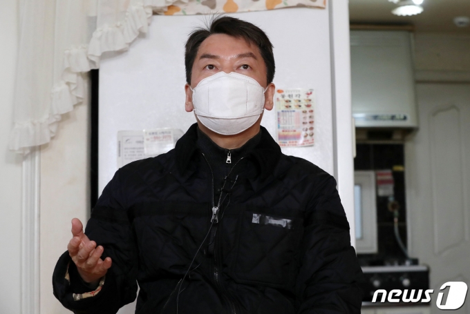 국민의힘 당권주자인 안철수 의원이 28일 서울 관악구의 한 독거 어르신 가정을 방문해 어르신과 난방실태 관련 대화를 마친 후 취재진 질의에 답하고 있다. 2023.1.28/뉴스1 ⓒ News1 박세연 기자