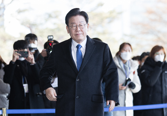 이재명 더불어민주당 대표가 대장동 개발 특혜 의혹 사건 관련 검찰 조사를 받기 위해 28일 오전 서울 서초구 서울중앙지방검찰청에 출석하고 있다./사진=뉴스1