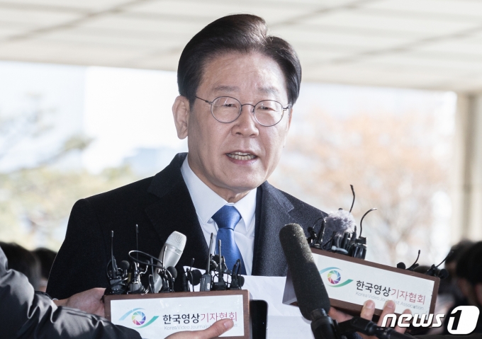 이재명 더불어민주당 대표가 대장동 개발 특혜 의혹 사건 관련 검찰 조사를 받기 위해 28일 오전 서울 서초구 서울중앙지방검찰청에 출석하며 입장을 말하고 있다. 2023.1.28/뉴스1 ⓒ News1 이재명 기자