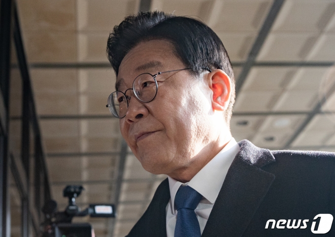 이재명 더불어민주당 대표가 대장동 개발 특혜 의혹 사건 관련 검찰 조사를 받기 위해 28일 오전 서울 서초구 서울중앙지방검찰청에 출석하고 있다. 2023.1.28/뉴스1 ⓒ News1 이재명 기자