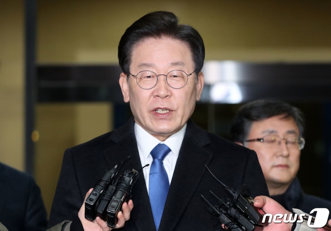 이재명 더불어민주당 대표가 28일 오전 서울 서초구 서울중앙지방검찰청에 출석해 대장동 개발 특혜 의혹 사건 관련 검찰 조사를 마치고 나서며 입장을 밝히고 있다. 2023.1.28/뉴스1 ⓒ News1 박세연 기자