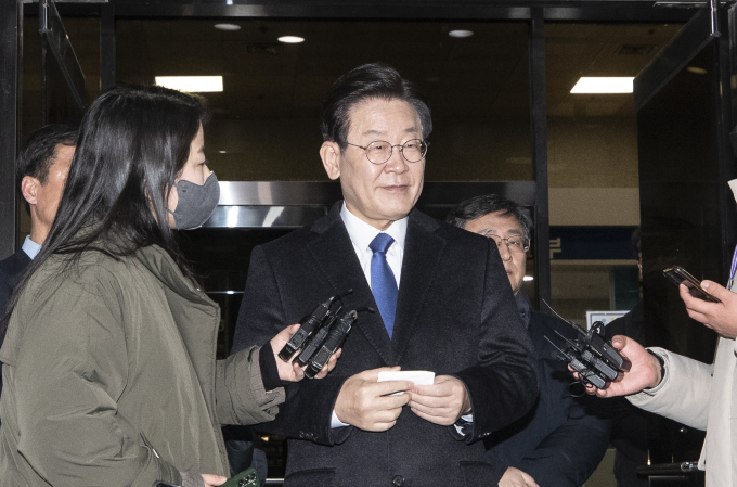 이재명 더불어민주당 대표가 28일 밤 대장동·위례 개발 비리 의혹과 관련해 12시간 이상의 검찰 소환조사를 마치고 귀가했다. /사진=뉴시스