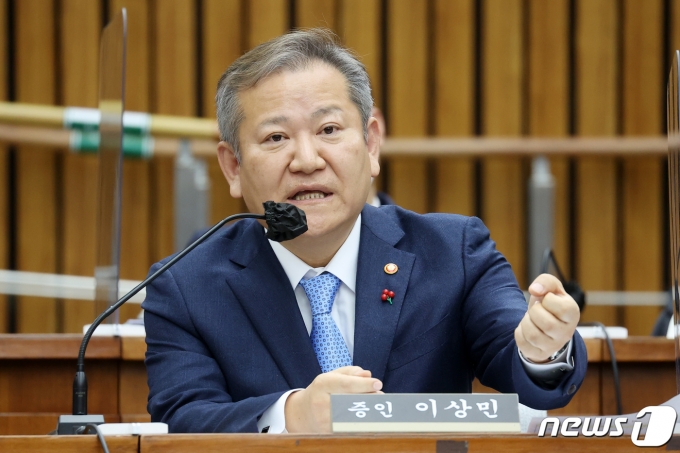 이상민 행정안전부 장관이 6일 서울 여의도 국회에서 열린 용산 이태원 참사 진상규명과 재발방지를 위한 국정조사 2차 청문회에서 의원 질의에 답변하고 있다. 2023.1.6/뉴스1 ⓒ News1 조태형 기자