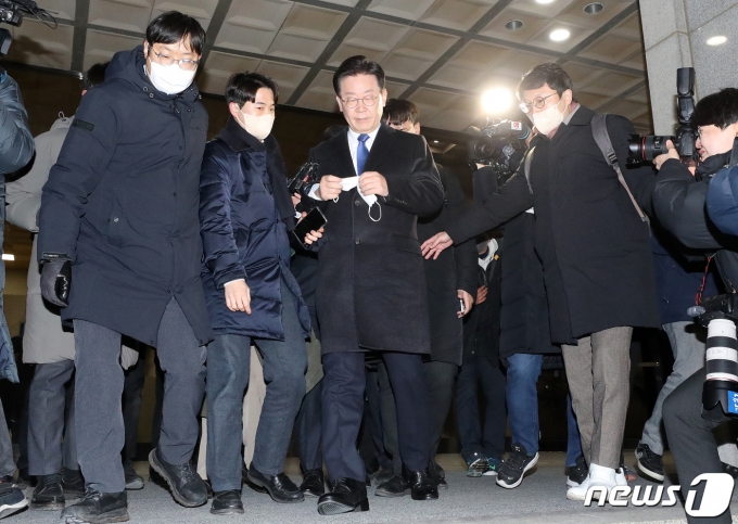 이재명 더불어민주당 대표가 28일 오전 서울 서초구 서울중앙지방검찰청에 출석해 대장동 개발 특혜 의혹 사건 관련 검찰 조사를 마치고 나서고 있다. 2023.1.28/뉴스1 ⓒ News1 박세연 기자