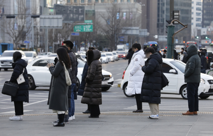월요일인 30일은 중부지방과 강원을 중심으로 영하의 추운 날씨가 이어진다. 사진은 서울 광화문 사거리를 지나는 직장인들 모습. /사진=뉴시스