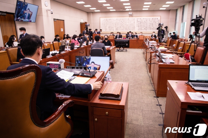 김도읍 국회 법제사법위원장이 16일 서울 여의도 국회에서 열린 제402회 국회(임시회) 법제사법위원회 제1차 전체회의에서 더불어민주당 위원들이 양곡관리법 개정안 법안2소위 회부에 반발하며 퇴장, 위원석이 텅 빈 가운데 의사봉을 두드리고 있다. 2023.1.16/뉴스1 ⓒ News1 유승관 기자