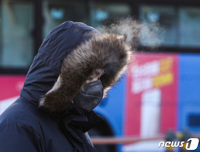 서울 광화문네거리에서 시민들이 출근길 발걸음을 옮기고 있다 2023.1.25/뉴스1 ⓒ News1 신웅수 기자