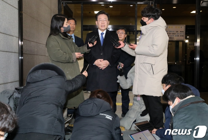 이재명 더불어민주당 대표가 28일 오전 서울 서초구 서울중앙지방검찰청에 출석해 대장동 개발 특혜 의혹 사건 관련 검찰 조사를 마치고 나서며 입장을 밝히고 있다. 2023.1.28/뉴스1 ⓒ News1 박세연 기자