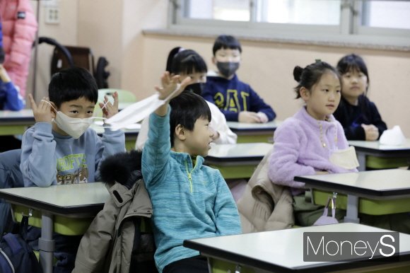 30일 0시부터 감염취약시설 중 입소형 시설, 의료기관·약국, 대중교통수단의 실내를 제외한 모든 실내에서 마스크 착용 의무가 해제됐다. 사진은 실내 마스크 해제 첫날인 30일 오전 서울 광장초등학교 교실 모습. /사진=장동규 기자