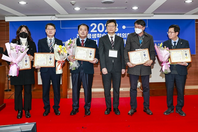 안동시가 2022년 대한민국 평생학습도시 좋은정책 어워드에서 글로벌 평생학습상과 파트너십상 등을 수상했다./사진제공=경북 안동시