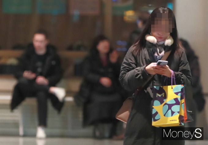 [머니S포토] 마스크로부터 3년만에 '해방'