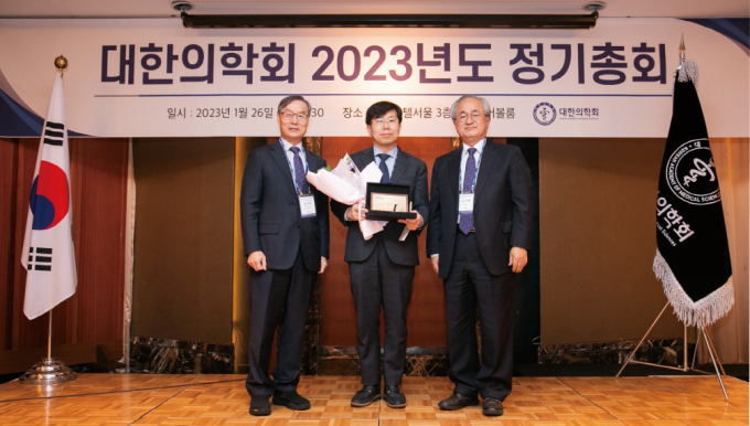 대한의학회와 부채표 가송재단이 제 13회 윤광열 의학상 수상자에 대한감염학회를 선정했다. 지난 26일 열린 대한의학회 2023년도 정기총회에서 홍성태 대한의학회 간행이사(왼쪽부터)와 김남중 대한감염학회 이사장, 정지태 대한의학회 회장이 윤광렬 의학상을 수상해 기념 촬영을 하고 있다. /사진=동화약품