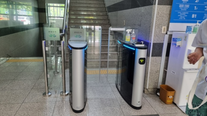 불통과 차별의 상징으로 논란이 된 오산시청에 설치된 스피드게이트. / 사진제공=오산시