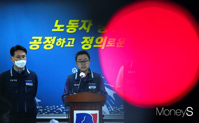 [머니S포토] 은행 9~16시 영업…노조 반발