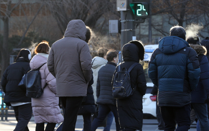 오는 31일 아침 최저기온이 영하 12도로 평년 수준의 추위가 전망된다. 낮 기온은 평년보다 다소 높을 것으로 보인다. 사진은 지난 25일 오전 서울 광화문네거리 출근길 모습. /사진=뉴스1