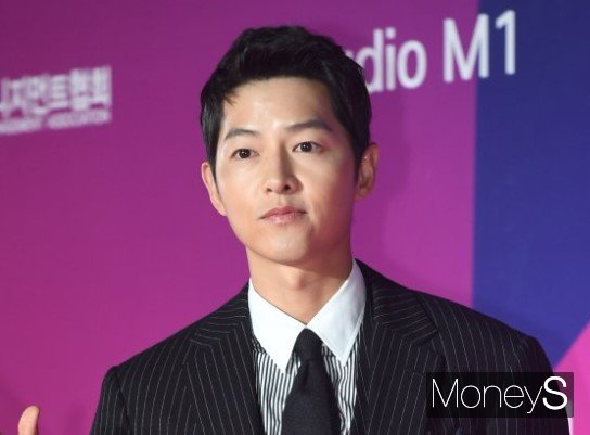 배우 송중기가 영국 출신의 케이티 루이스 사운더스와 재혼을 발표함과 동시에 2세 소식도 함께 전했다. 사진은 지난해 9월 경기 고양시 일산서구 킨텍스 제2전시장에서 열린 제8회 2022 APAN Star Awards(2022 에이판 스타 어워즈) 레드카펫 행사에 참석한 배우 송중기. /장동규 기자