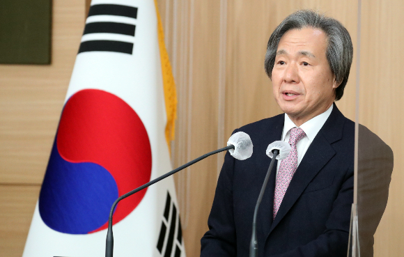 오는 10~11월 완전한 일상회복이 가능할 것으로 전망됐다. 정기석 코로나19 특별대응단장 겸 국가감염병위기대응 자문위원장(왼쪽)이 30일 서울 종로구 정부서울청사 별관에서 정례 브리핑을 하고 있다. /사진=뉴스1