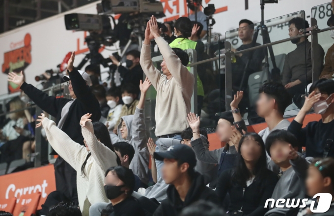 [사진] 마스크 벗고 열띤 응원