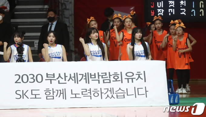 [사진] 열띤 응원 펼치는 치어리더들
