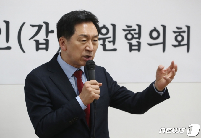 국민의힘 당권주자인 김기현 의원이 30일 오후 경기 용인시 처인구 태호빌딩에서 열린 용인갑 당원간담회에서 인사말을 하고 있다. 2023.1.30/뉴스1 ⓒ News1 김영운 기자