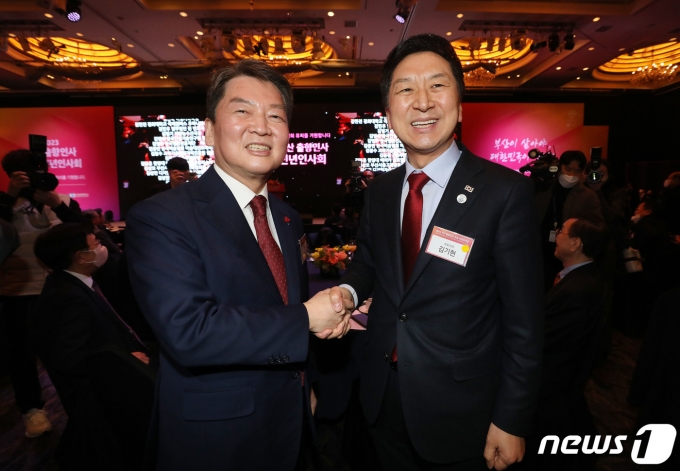 국민의힘 당권주자인 김기현 의원과 안철수 의원이 16일 서울 중구 롯데호텔에서 열린 2023부산 출향인사 초청 신년인사회에 참석해 인사를 나누고 있다. 2023.1.16/뉴스1 ⓒ News1 박세연 기자