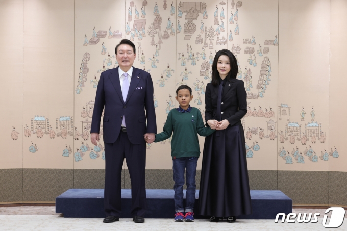 [뉴스1 PICK] 윤 대통령 부부, 캄보디아 소년 로타와 '재회'