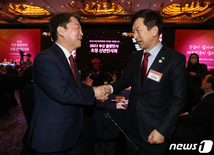 국민의힘 당권주자인 김기현 의원과 안철수 의원이 16일 서울 중구 롯데호텔에서 열린 2023부산 출향인사 초청 신년인사회에 참석해 인사를 나누고 있다. 2023.1.16/뉴스1 ⓒ News1 박세연 기자