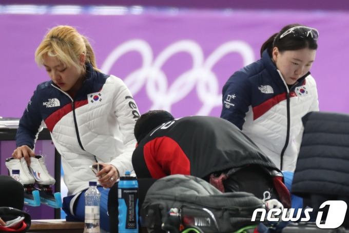 대한민국 여자 팀추월 대표팀 김보름과 노선영이 2018 평창동계올림픽 스피드스케이팅 여자 팀추월 순위결정전을 마친 뒤 휴식을 취하는 모습. ⓒ News1 유승관 기자