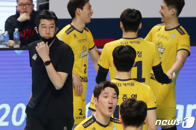 [사진] 어렵게 승리 거둔 후인정 KB손해보험 감독
