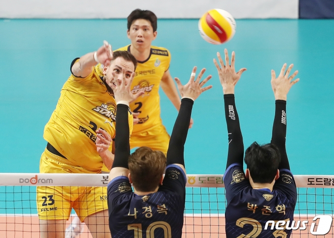 31일 오후 서울 중구 장충체육관에서 열린 프로배구 도드람 2022-23 V리그 남자부 우리카드 우리WON과 KB손해보험 스타즈의 경기에서 KB손해보험 비예나가 공격을 시도하고 있다. 2023.1.31/뉴스1 ⓒ News1 민경석 기자