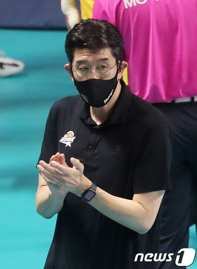31일 오후 서울 중구 장충체육관에서 열린 프로배구 도드람 2022-23 V리그 남자부 우리카드 우리WON과 KB손해보험 스타즈의 경기에서 후인정 KB손해보험 감독이 선수들을 응원하고 있다. 2023.1.31/뉴스1 ⓒ News1 민경석 기자