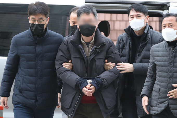 사진은 지난달 31일 서울중앙지법에서 열린 구속 전 피의자 심문에 출석한 전 경남진보연합 조직위원장(가운데). /사진=뉴스1