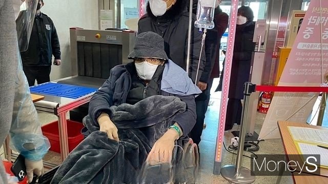 관급공사 수주 편의를 제공하는 대가로 수억원에 달하는 금품을 수수한 혐의를 받는 엄태항 봉화군수가 9일 휠체어를 타고, 대구지법 법정에 들어서고 있다./사진=황재윤 기자