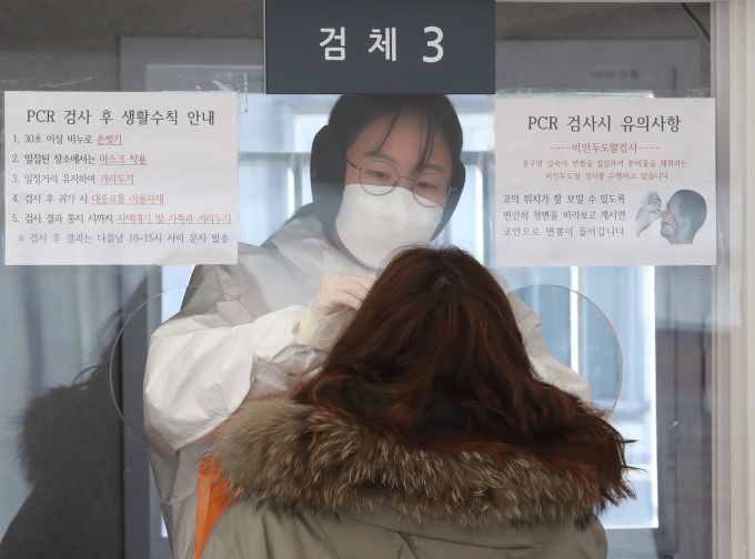  1월 3주차 코로나19 확진자 중 22%가 재감염자인 것으로 나타났다. 지난달 29일 서울 강서구 코로나19 임시선별검사소에서 의료진이 검체검진을 하고 있다. /사진=뉴스1