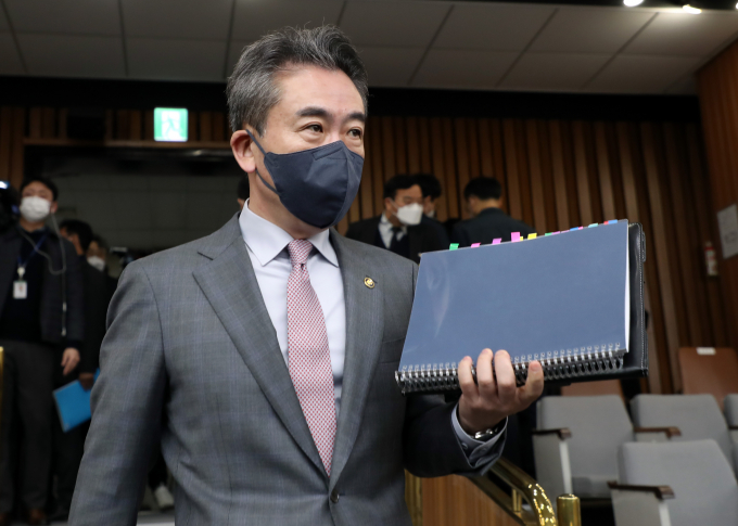 윤희근 경찰청장이 최근 경찰의 주취자 보호조치 미흡으로 인한 사망 사고에 대해 현장 점검을 실시한다. 사진은 지난달 4일 서울 여의도 국회에서 열린 이태원 참사 관련 청문회에 참석한 윤 청장. /사진=뉴시스