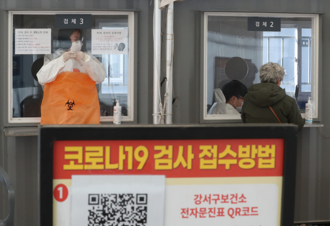 코로나19 재감염자가 꾸준히 늘어나면서 지난 1월 3주차 재감염자 추정 비율이 22.81%에 달했다. 지난 29일 서울 강서구 코로나19 임시선별검사소에서 의료진이 검체검진을 준비하고 있다. /사진=뉴스1
