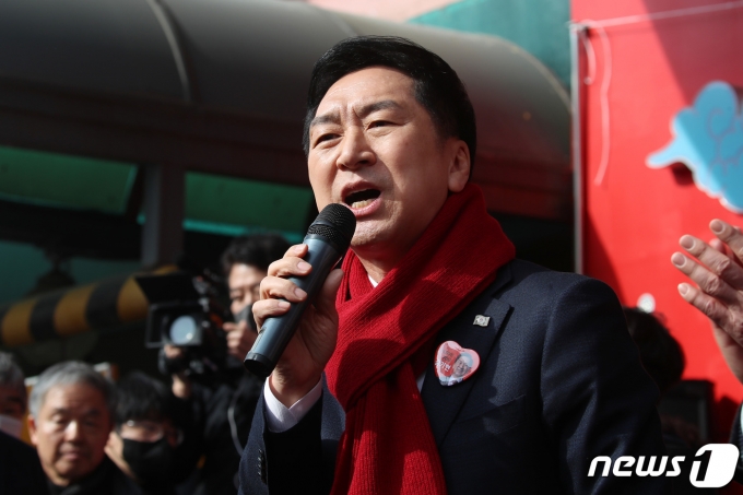국민의힘 당권 주자인 김기현 의원이 1일 오후 대구 중구 서문시장에서 열린 출정식에 참석해 인사말을 하고 있다. 2023.2.1/뉴스1 ⓒ News1 공정식 기자