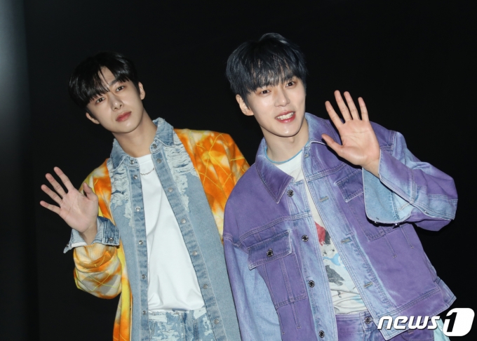 [사진] 형원·민혁, 달콤한 손 인사