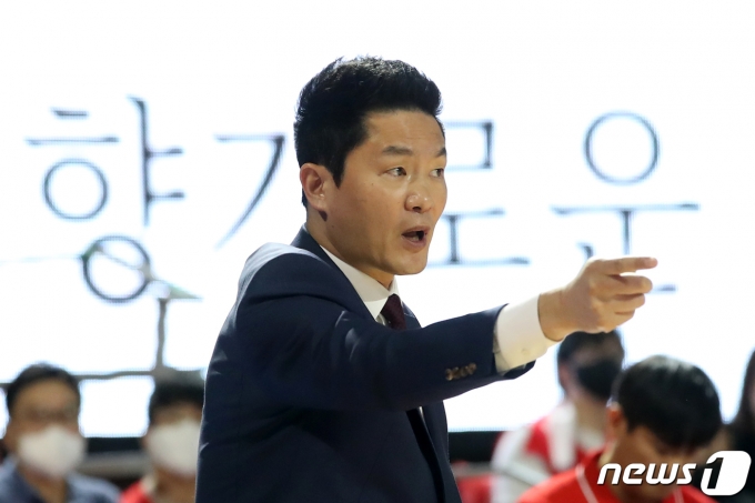 [사진] 작전지시하는 전희철 감독
