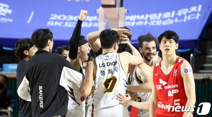 [사진] '희비교차'
