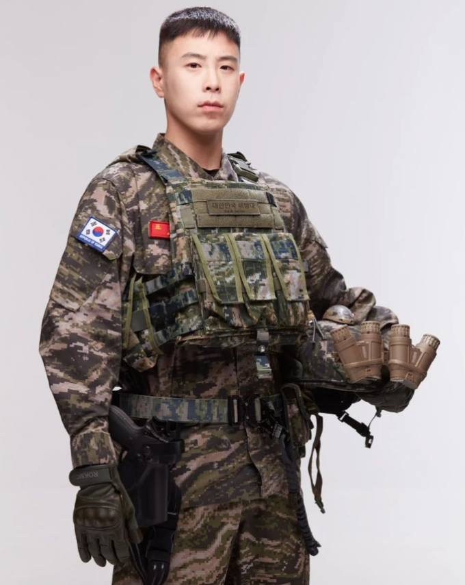 가수 겸 배우 피오의 늠름한 군인 자태가 시선을 사로잡았다. /사진=피오 인스타그램