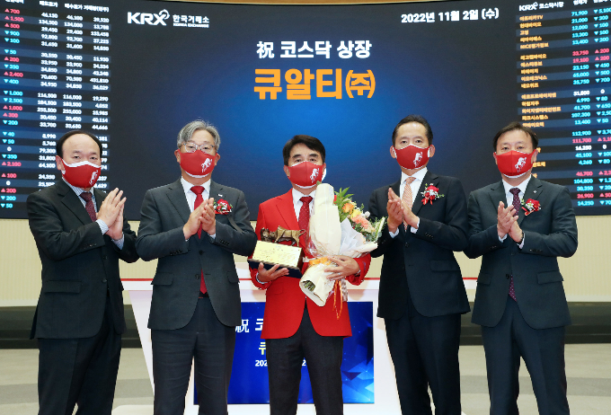 반도체 불황에도 최근 주가가 상승하고 있는 큐알티가 주목된다. 사진은 지난해 11월 열린 코스닥 상장 기념식 모습. /사진=큐알티(한국거래소 제공)