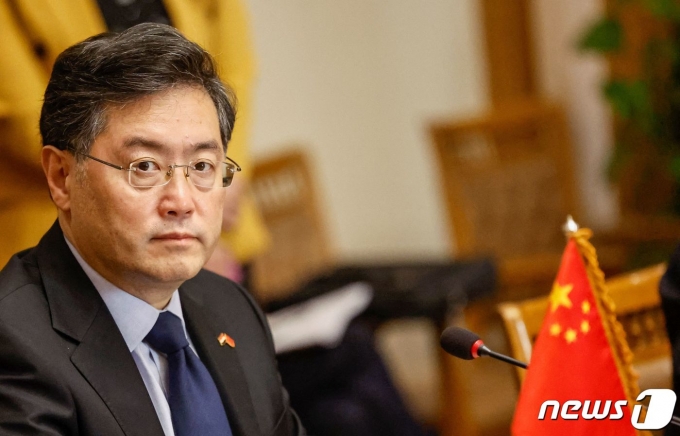 친강 중국 외교부장이 1월15일 (현지시간) 아프리카 순방 중 카이로를 방문해 사메 슈크리 이집트 외무장관과 회담을 하고 있다. ⓒ AFP=뉴스1 ⓒ News1 우동명 기자