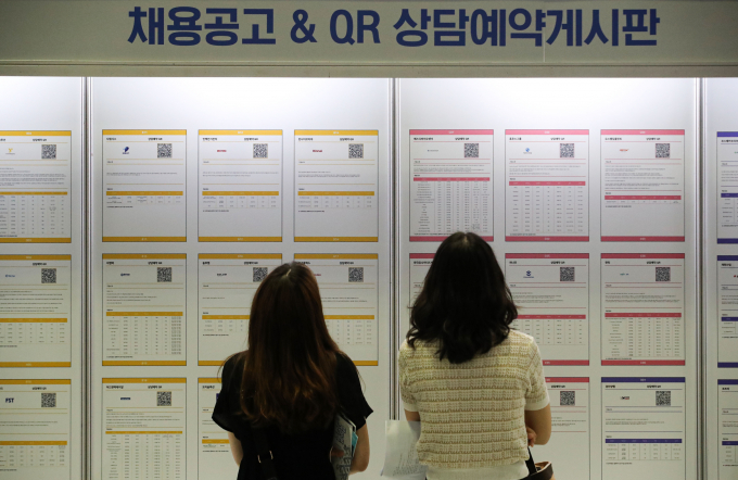 지난해 7월5일 서울 강남구 코엑스에서 열린 2022 중견기업 일자리 박람회를 찾은 구직자들이 채용공고 게시판을 살펴보고 있다. / 사진=뉴시스 권창회 기자 