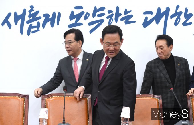 [머니S포토] 원내대책회의 참석하는 주호영 원내대표