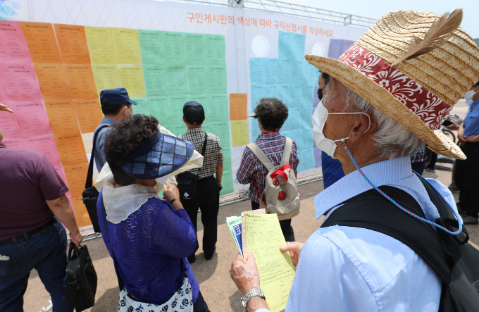 고령층 일자리의 질을 높여야 한다는 목소리가 나온다. 사진은 지난해 6월 경기 수원 화성행궁에서 열린 2022년 노인 일자리 채용 한마당에서 구직활동을 하는 어르신. /사진=뉴스1