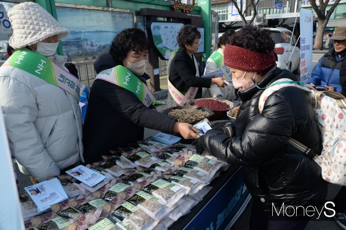 농협전남지역본부는 오는 5일 정월대보름을 맞아 목포역 광장에서  농가주부모임 전남도연합회와 함께 여성농업인이 생산한 잡곡 및 부럼(1000세트) 나눔 행사를 진행했다/사진=농협전남지역본부 제공.