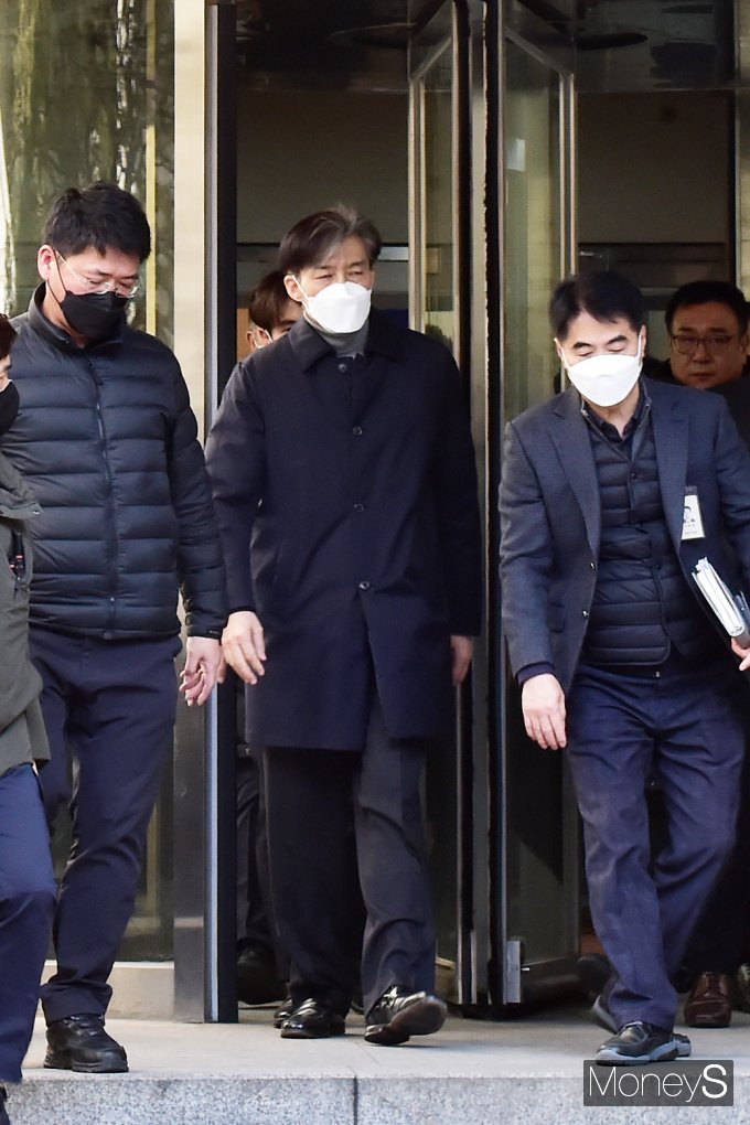 [머니S포토] '조국' 징역 2년·추징금 600만원 1심 선고…법정 구속은 면해
