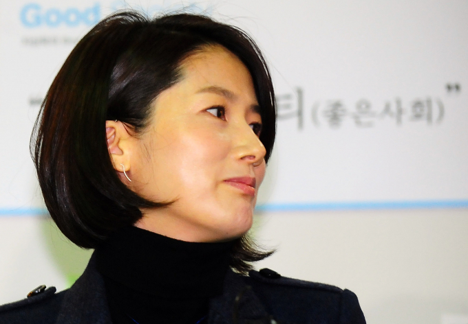 배우 심은하와 매니지먼트 계약을 체결했다고 밝혔던 바이포엠스튜디오가 허위 에이전트에게 속았다고 밝혔다. 사진은 지난 2011년 11월 서울 연세대학교 100주년기념관 콘서트홀에서 열린 지상욱 전 국회의원의 북파티에 참석한 배우 심은하. /사진=뉴시스